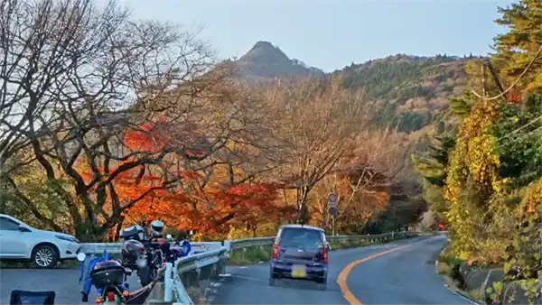 筑波スカイライン駐車場からの筑波山とつつじヶ丘の紅葉景観