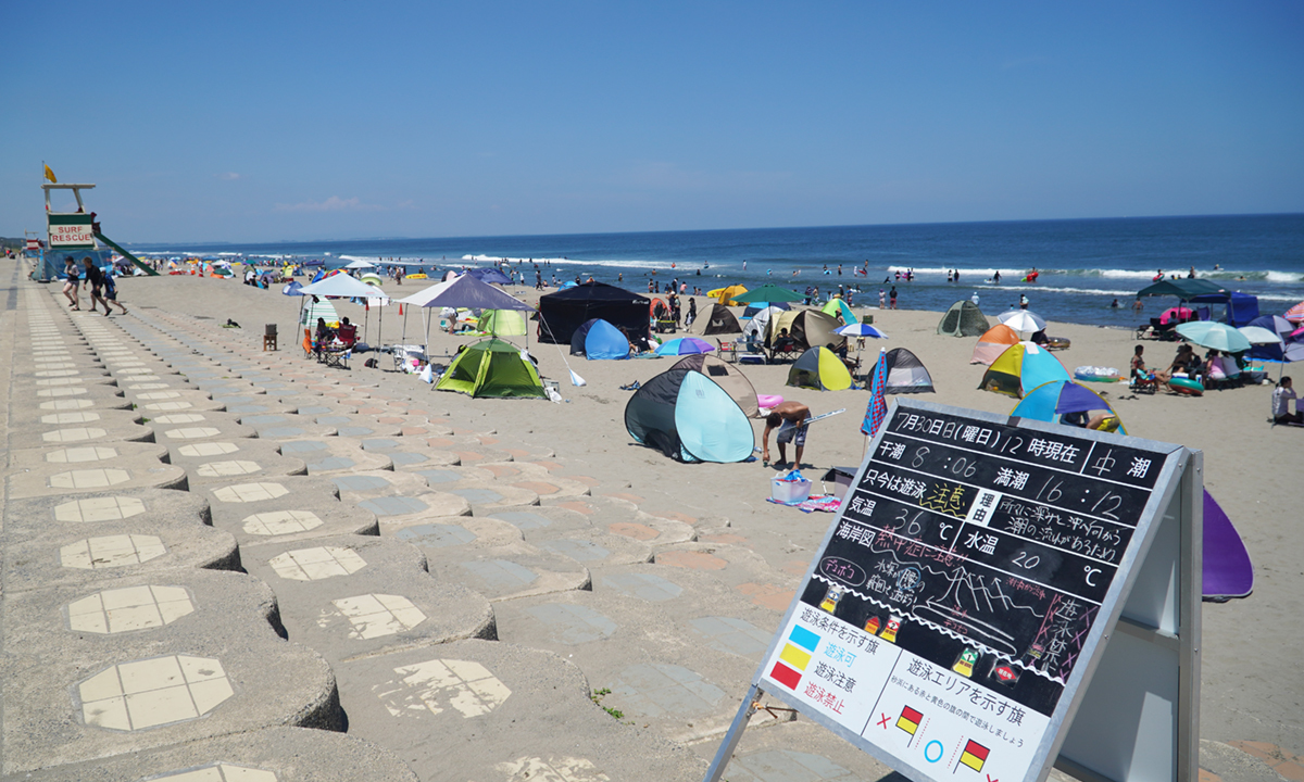 鉾田市の大竹海岸の鉾田海水浴場の海水浴の様子