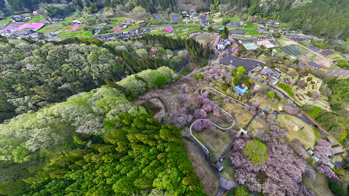 やすらぎの里公園の南側の山側から北方面の空撮景観写真