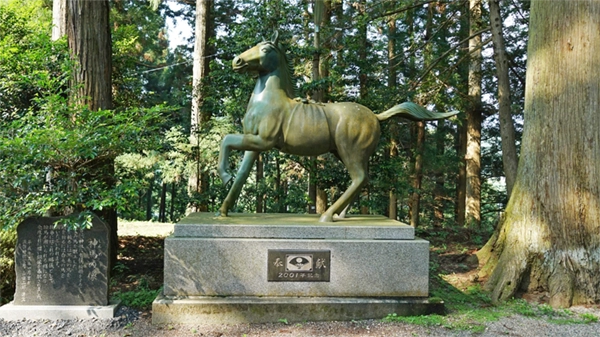 Photo of the Divine Horse Statue in front of Suwa Shrine's Zuishinmon Gate