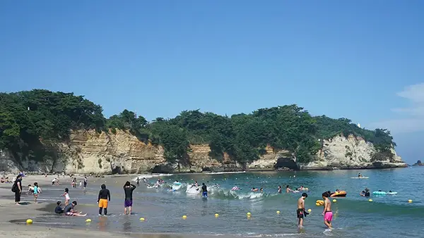 日立市川尻海水浴場の海水浴の様子