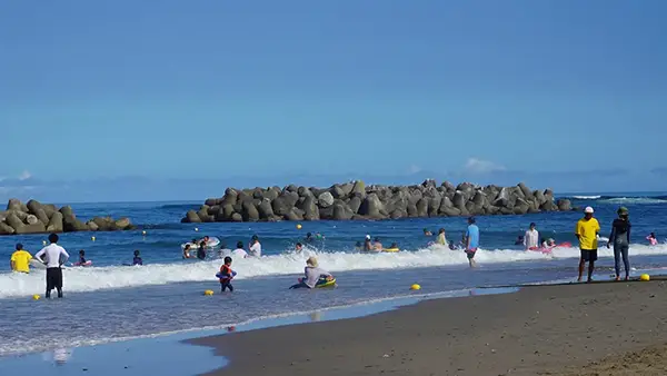 河原子海水浴場の海水浴の様子