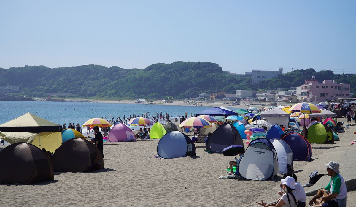 ひたちなか市の阿字ヶ浦海水浴場の中央付近から南側の海水浴場の様子