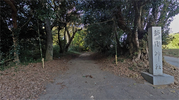 新宮神社の入り口の門中と参道の景観写真とVRシーンリンク
