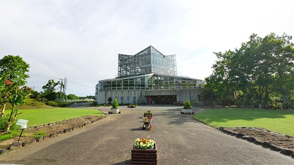 茨城県植物園の熱帯植物館前の写真と那珂市の観光名所案内ページの茨城県植物園へのリンク