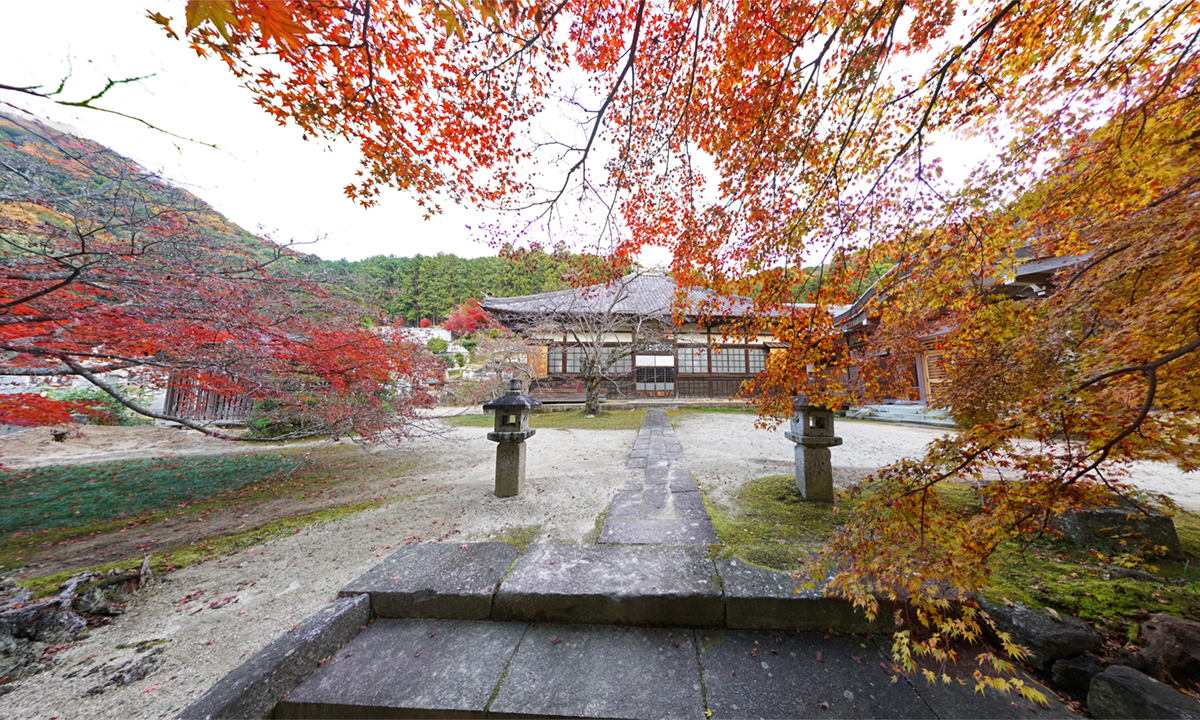 つくば市の性山寺参道の紅葉
