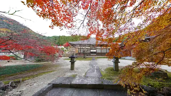 筑波山麓の性山寺の紅葉の景観写真