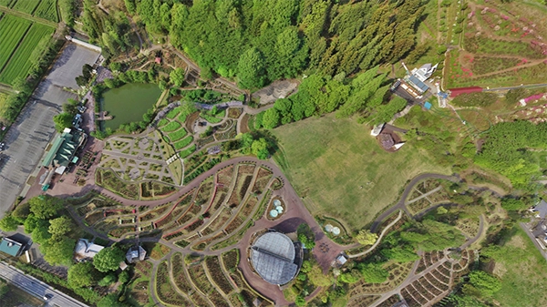 石岡市のいばらきフラワーパークの空撮画像と石岡市の観光名所案内ページのいばらきフラワーパークへのリンク