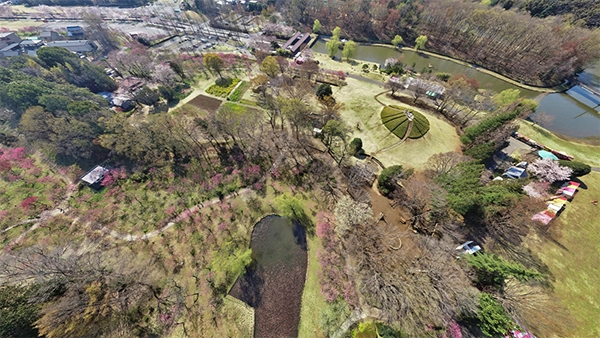 古河公方公園の空撮画像と古河市の観光名所案内ページの古河公方公園へのリンク