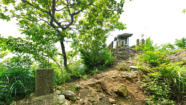 Scenery photo of Nantai Shrine Okunomiya at the summit of Mount Nantai