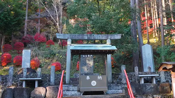 つくば市の六所皇大神宮霊跡地の石碑と紅葉のドウダンツツジの紅葉