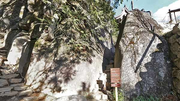 筑波山の高天原と稲村神社の登山道入口景観写真