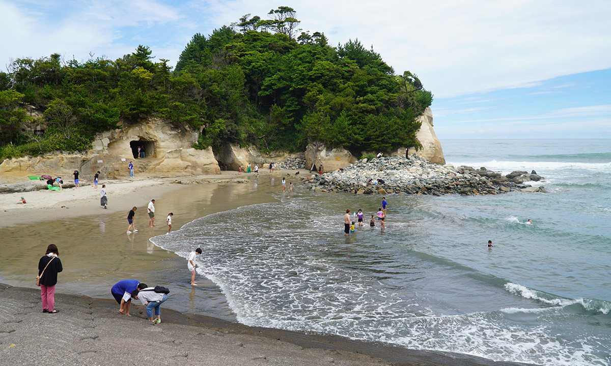 高戸小浜海岸の磯遊びの南側風景