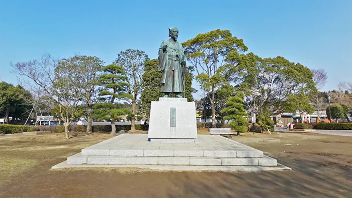 水戸市千波湖の歴史観光おすすめスポットの徳川光圀公像