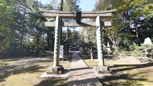 蛟蝄神社奥の宮の階段上の鳥居と境内景観とVRツアーのリンク