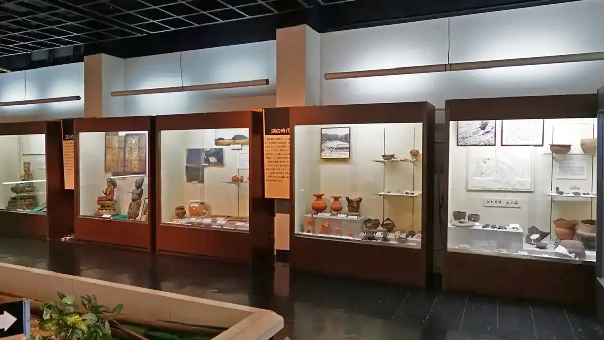利根町歴史資料館の縄文土器の展示の様子