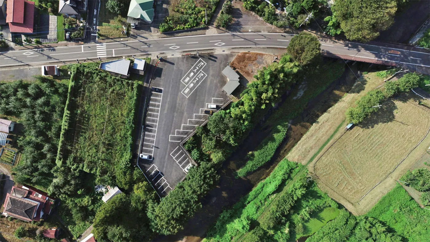 Aerial photograph of the town-managed first parking lot in Fukuroda, Daigo Town, and a link to a VR tour