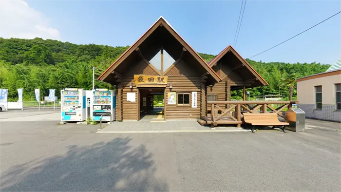 Photo of the JR Fukuroda Station building in Daigo Town and a link to a VR tour.