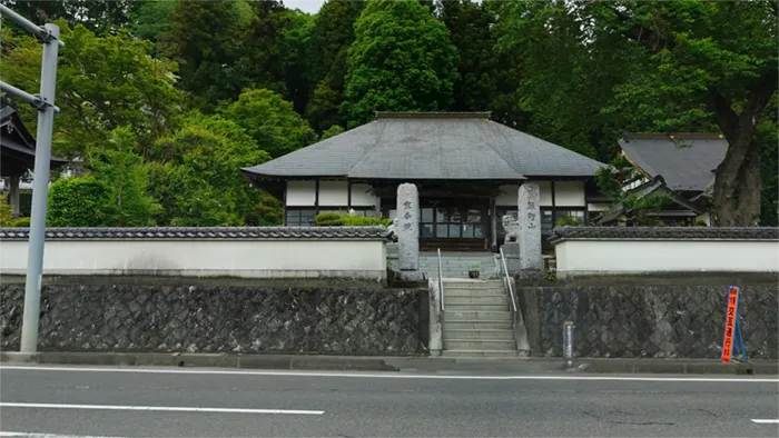 Scenery photos of the entrance and main hall of Ryutaiin Temple in Daigo Town