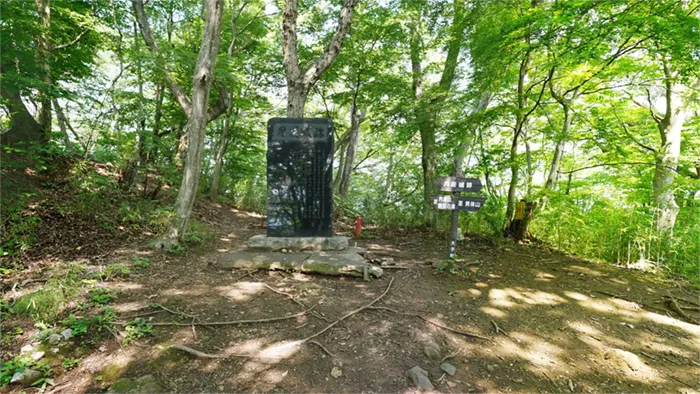 Landscape photo of the monument at Tsukii Castle Ruins on Mount Tsukii in Daigo Town and a link to a VR tour.