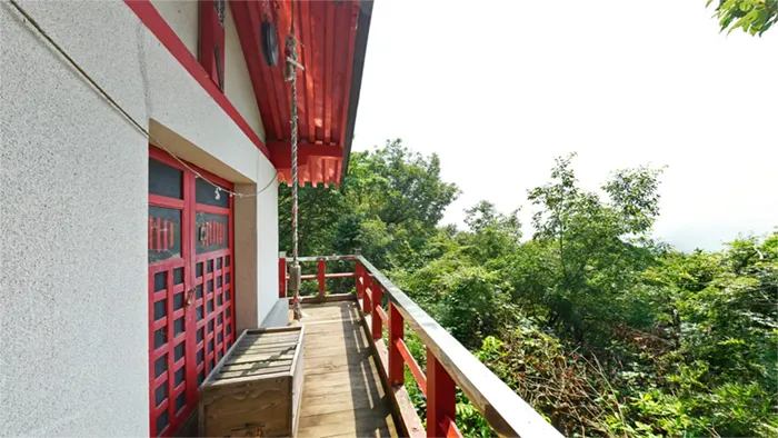 Photos of the scenery around the front of Tsukiori Kannon-do Hall in Daigo Town and a link to a VR tour.