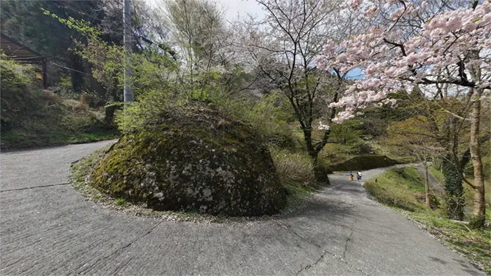 Photos of the landscape and a link to a VR tour near the Tsukioreyama Fukuroda Falls Trailhead in Daigo Town