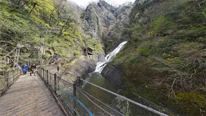 Photos of the waterfall scenery from Fukuroda Falls Suspension Bridge in Daigo Town and a link to a VR tour