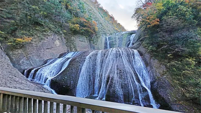 Scenic photos of Fukuroda Falls from its First Observation Deck in Daigo Town and a link to a VR tour.