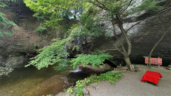 Scenic photos of Tsukimachi Falls in Daigo Town and a link to a VR tour