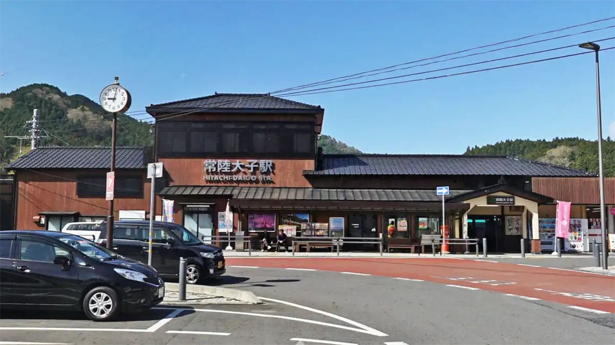 Scenic photos of Hitachi Daigo Station in Daigo Town and a link to a VR tour.