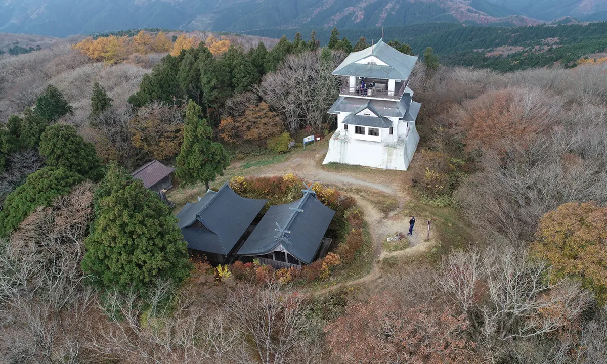 大子町の秋の八溝山の山頂空撮写真
