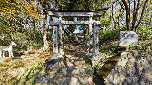 八溝山の八溝峰神社の山頂鳥居の景観写真