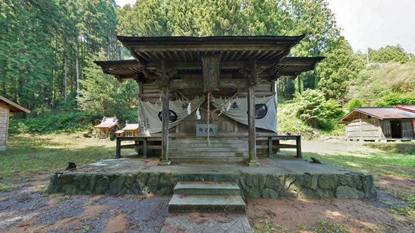 Scenic photos of Chikatsu Shrine Haiden in Uenomiya, Daigo Town, and a VR tour link