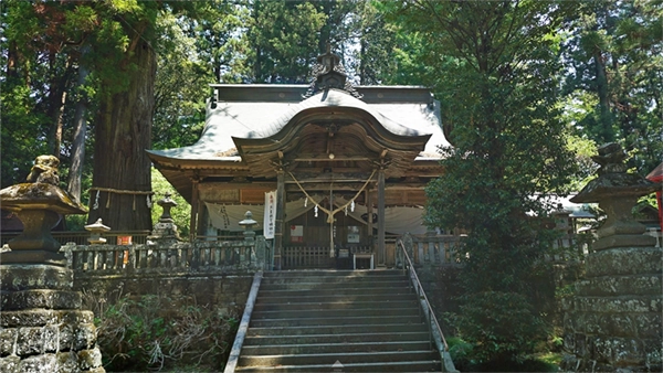 Scenic photos of the Chikatsu Shrine Torii gate in Shimonomiya, Daigo Town, and a link to a VR tour.