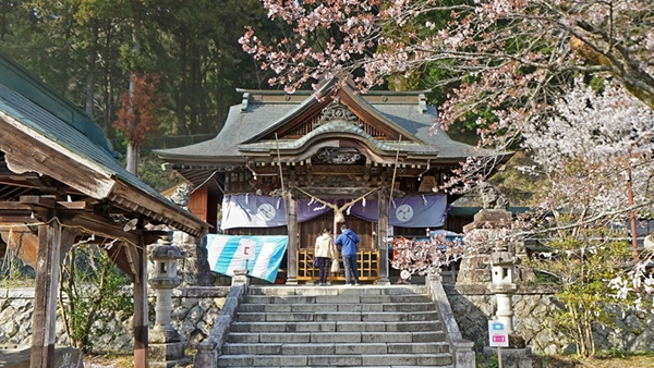 Links to scenic photos and a VR tour of the Jūnisho Shrine Torii gate in Daigo Town