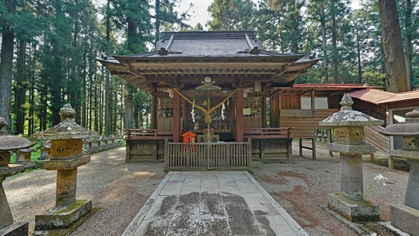 Scenic photos of the Suwa Shrine Haiden in Daigo Town and a link to the VR tour