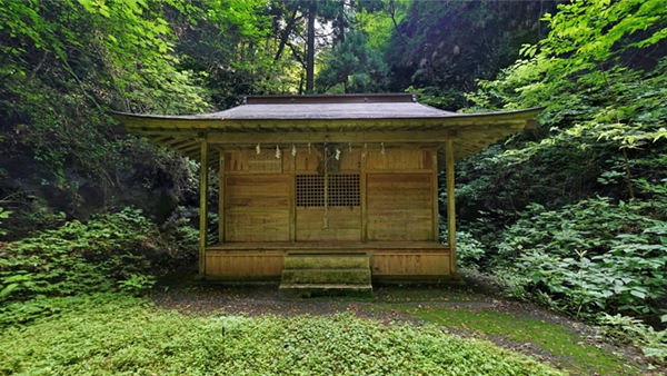 Landscape photos of the worship hall of Nantai Shrine in Daigo Town and a link to the VR tour