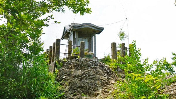 男体山山頂の奥の院の景観写真とVRツアーのリンク