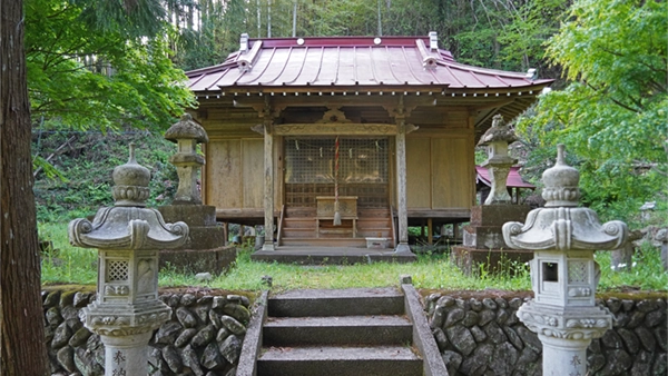 Scenery photo in front of Koshikata Shrine's Main Hall and VR scene link