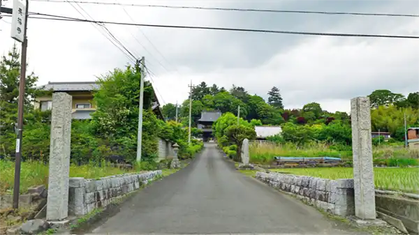 Link to scenic photos and VR tour of Chofukuji Temple Stone Pillar Gate in Daigo Town