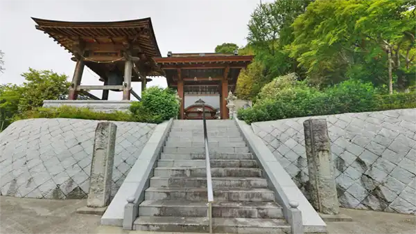 Photos of the Jissoin Sanmon Gate in Daigo Town and a link to a VR tour