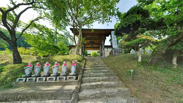 Scenic photos of Shotokuji Temple's Sanmon Gate in Daigo Town and a link to a VR tour