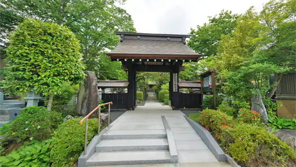 Landscape photos of Ganseiji Temple Gate in Daigo Town and a link to the VR tour